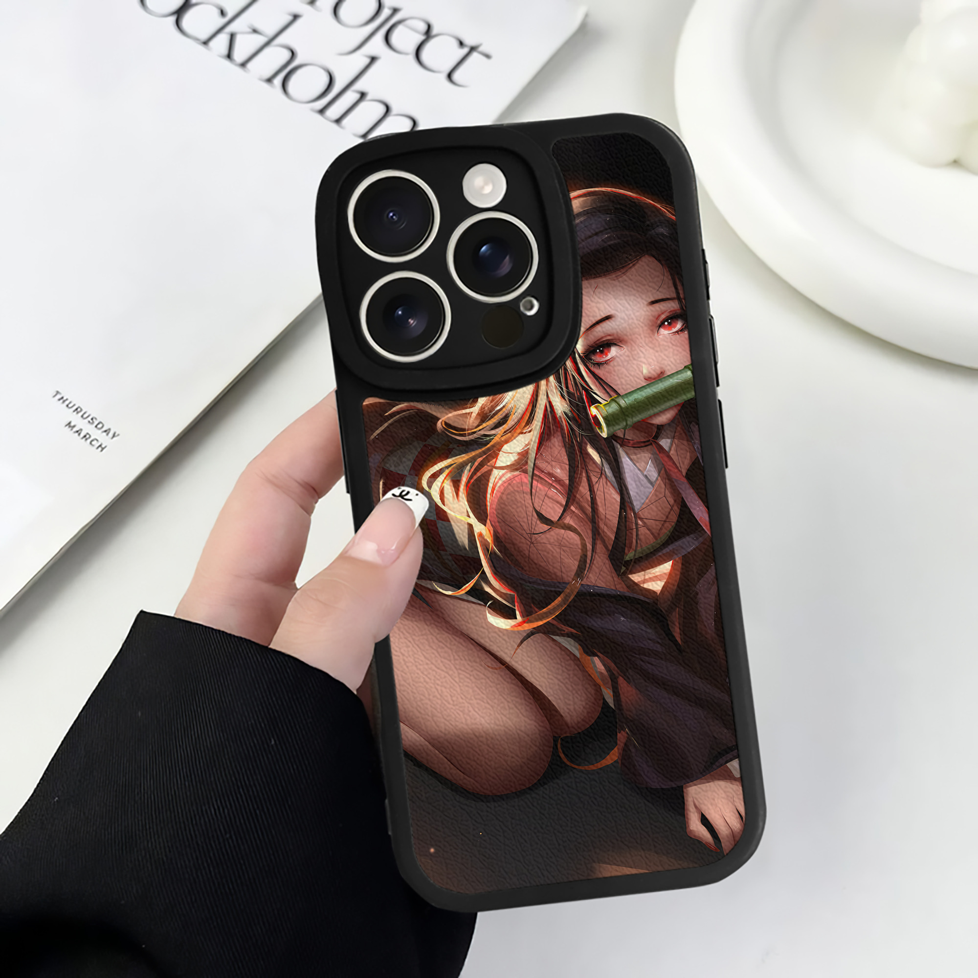 （画像用） 鬼滅の刃（きめつのやいば）竈門 禰󠄀豆子／かまど ねずこ Kamado Nezuko 【iPhone 16シリーズ対応】シリコンスマホケース（レザー調） 材質：シリコン